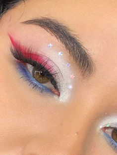 4th of July makeup look: red and blue liners Patriotic Makeup Eye, 4th Of July Makeup Looks, Patriotic Makeup, July Makeup, 4th Of July Makeup, Usa Makeup, Holiday Makeup Looks, Cute Eye Makeup, Artist Tips