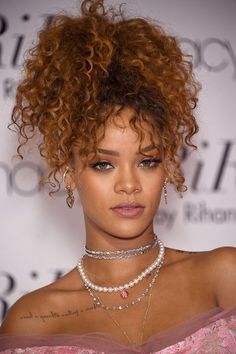 Trendy We Fryzurach, Rihanna Hairstyles, Brown Curly Hair, Fashion Hairstyles, Colored Curly Hair, Hair Color Auburn, Curly Hair Styles Easy, Penteado Cabelo Curto, Auburn Hair