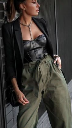 Edgy Sophisticated Style, Classy Edgy Outfits, Bustier Outfit, Edgy Outfit Ideas, Paperbag Hose, Leather Bustier, Balloon Pants, Edgy Outfits, Casual Fall Outfits