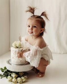 Smash Cake Girl Photoshop, Whimsical First Birthday Photoshoot, 1st Birthday Girl Photoshooting Ideas, Baby Girl One Year Photoshooting Ideas, Baby Girl First Birthday Photoshooting, First Birthday Cake Smash Girl, First Birthday Girl Photoshooting, One Year Old Photoshoot Studio, Baby Smash Cake Photoshoot