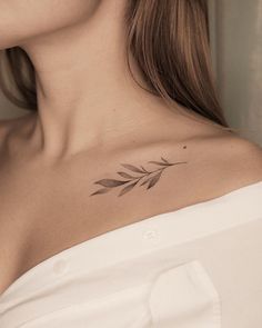 Tattoos Leaves, Collar Bone Tattoos, Collar Bone Tattoo For Men, Shoulder Cap Tattoo, Clavicle Tattoo, Collarbone Tattoo, Memories Ideas, 10 Tattoo