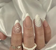 White Christmas Nails, Christmas Nails Easy, Christmas Gel Nails, Snowflake Nails, White Nail Designs, Christmas Nails Acrylic, Nails Polish, Xmas Nails, Pretty Acrylic Nails