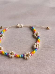 Ugly Jewelry, Small Beaded Bracelets, Bead Pins, Seed Bead Jewelery, Daisy Flower Bracelet, Girly Bracelets, Dainty Accessories, Beaded Daisy, Gem Crafts