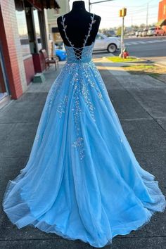 Appliques bleu clair en V Robe de bal celtée à col ceinturé Stunning Prom Dresses, Prom Dress Inspiration, Cute Prom Dresses, Long Prom Dresses, Party Gown, School Party, Pretty Prom Dresses, فستان سهرة, Custom Size Dresses