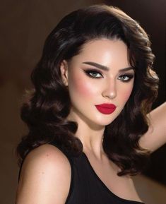 The holiday season calls for extra festive makeup looks. We rounded up the best Christmas makeup ideas, Classic Makeup Vintage, Bold Wedding Makeup, Hollywood Makeup Look, Old Hollywood Makeup Look, Hollywood Glamour Makeup, Makeup For Sensitive Eyes, Old Hollywood Makeup, Quick Eye Makeup, Gorgeous Bridal Makeup