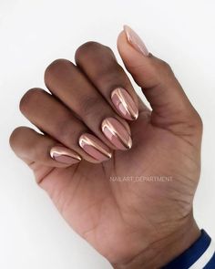 Brillez avec le trend Chromé de 2024! Découvrez des inspirations de Nail art métallisé pour une allure futuriste et élégante. #NailArt #Chromé2024 #TendancesBeauté. Gel Chrome Nails, Chrome Nail Ideas, Nails With Chrome, White Chrome Nails, Trend Nails, Finger Paints, Milky Nails