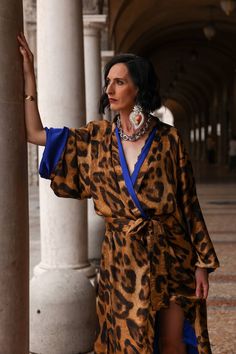 Leopard  kimono robe 👘made by Monelia LEOPARD PRINT print With fuchsia trim. Handmade in Italy.  You can wear a kimono with a belt as a dress or as a jacket without a belt. The designer takes part in Italian fashion show. The outfit is appropriate for city walks, New York street style outfit.   Leopard kimono robe One size M-XL Mono earring Large silver tone chain Hematite beads You can buy only kimono or complete with designer jewelry for this set. I give old pieces new life by using antique m Elegant Kimono As A Gift, Elegant Kimono With Kimono Sleeves For Gift, Elegant Kimono With Kimono Sleeves As A Gift, Fashion Kimono, Leopard Kimono, Kimono Outfit, Mode Kimono, Cardigan Kimono, New York Street Style