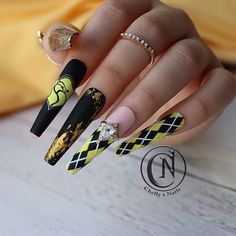 Hufflepuff Acrylic Nails, Halloween Harry Potter Nails, Hufflepuff Inspired Nails, Hufflepuff Nail Designs, Harry Potter Nails Acrylic, Hufflepuff Nails, Harry Potter Nails Designs, Potter Nails, Harry Potter Nail Art