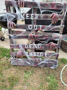 One pallet, made zombie hands using gloves filled with potting soil, spray paint and acrylic paint. Zombie Pallet Decoration, Halloween Pallets Ideas, Zombie Room Ideas, Zombie Diy Decorations, Zombie Decorations Diy, Zombie Decorations Outdoor, Zombie Pallet, Zombie Birthday Party Ideas, Halloween Zombie Decorations