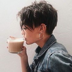 Vous faites partie de ces personnes qui trouvent que leurs cheveux manquent constamment de volume, d’épaisseur et de mouvements ? Vos coiffures ne sont jamais assez stylées à votre goût... Side Bangs Hairstyles, Pixie Hair, Short Haircut, Trending Hairstyles, Short Hair Styles Pixie, Pixie Hairstyles