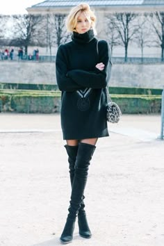 10 Winter Outfits Using Knee High Boots fashion boots style outfits fashion and… Bota Over, Model Street Style, Transition Outfits, Bohol, Street Style Winter, Fashion Weeks, Mode Inspo, Winter Mode, Inspired Outfits