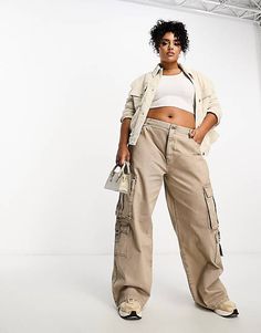 Beige Relaxed Fit Cargo Jeans, Relaxed Fit Cargo Style Khaki Jeans, Relaxed Fit Khaki Cargo Jeans, Khaki Cargo Style Relaxed Fit Jeans, Beige Baggy Cargo Jeans, Mid-rise Beige Cargo Jeans With Side Pockets, Baggy Beige Cargo Jeans, Beige Relaxed Fit Utility Cargo Jeans, Khaki Utility Jeans With Flap Pockets