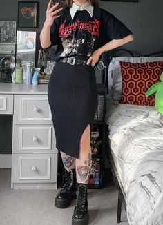 Alt Long Skirt Outfits, Goth Maxi Skirt Outfit, Skirts Outfits Black Women, Long Skirt Outfits Korean, Edgy Work Outfits, Witch Outfits, Future Aesthetic, Long Skirt And Top, Grunge Fits