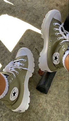 Sepatu Air Jordan, Trendy Shoes Sneakers, Dr Shoes, Green Converse, Fresh Shoes, Cute Sneakers, Hype Shoes, Shoe Inspo, Cute Nikes