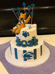 a birthday cake decorated with an image of a teddy bear on top and stars in the air