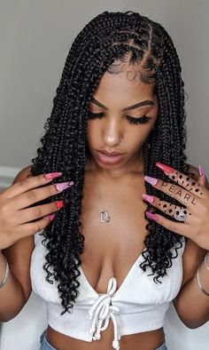 Explore simple and easy braid hairstyles for black women 2024 that are perfect for short hair. Whether you're looking for cute cornrows or quick ponytail ideas, these styles are ideal for any occasion. Discover natural, box braids, and french braid ideas that will keep you looking chic and trendy in 2024. See pictures for inspiration. Boho Knotless, Hairstyles Styles, Short Box Braids, Box Braids Hairstyles For Black Women, Hairstyles Braided, Box Braids Styling, Braids With Curls