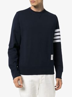 bleu marine
 Fabriqué à partir de maillot de coton en boucle brossé
 Coure d'équipage avec insert en V
 Manches longues
 Rayure de 4 barres au bras gauche
 Nom tag applié sur le côté gauche
 Boucle de gros de tricolor à nulle
 Garnitures côtelées
 Ourlet droit
 Ajustement détendu
Fabriqué au JaponCette pièce correspond à la taille. Nous vous recommandons d'obtenir votre taille régulière
Le modèle est de 1,84 m / 6 pieds 1 pouce de taille 2 (NUM) Jersey Sweatshirt, Stylish Jackets, Leather Cap, Name Tag, Casual Elegance, Thom Browne, Denim Pant, Lanvin, Favorite Jeans