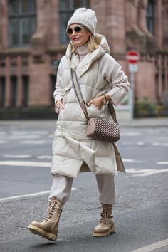 Fall Vest Outfits Women, Winter Mode Outfits, Skirt Inspiration, Winter Fashion Outfits Casual, Fifty Not Frumpy, Winter Mode