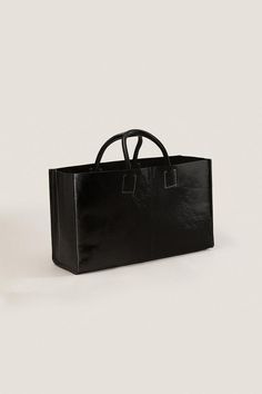 LEATHER TOTE BAG - Black | ZARA United States Leather Shopper Bag, Zara Leather, Black Leather Tote Bag, Cargo Shirts, Clean Laundry, Zara Home, Shopper Bag, Leather Tote Bag, Shoulder Straps