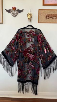 Burnout Velvet Silk Kimono Silk Kimono Robe Velvet Duster - Etsy Flapper Costume Ideas, Look Gatsby, Roaring Twenties Party, Twenties Party, Bohemian Goth, Velvet Duster, Flapper Party, Bridesmaid Kimono, Kimono Outfit