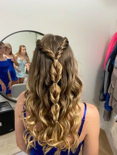 prom hair, hoco hair, easy hairstyles, simple hairstyles Hair Half Updos, Hoco Hair Down, Homecoming Hairstyles Easy, Hair For Hoco, Easy Hoco Hairstyles, Cute Hoco Hairstyles, Simple Hoco Hairstyles, Hoco Hair Styles, Hoco Hairstyles Down