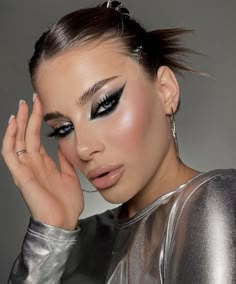 Makeup For Night Out, Silver Eyeliner, 50 Aesthetic, Makeup Ojos, Festival Make Up, Maquillage On Fleek, Eye Makeup Styles, Graphic Makeup, Queen Makeup