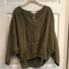 Hayden Los Angeles Brand Size Xs Pullover Loose Fit Blouse. 100% Polyester. Long Sleeve. Olive Green. Nwt. Spring V-neck Long Sleeve Loungewear Top, Solid Color V-neck Long Sleeve Top, Casual Solid V-neck Long Sleeve Top, Solid V-neck Long Sleeve Top Casual, Oversized Khaki Blouse For Spring, Casual V-neck Long Sleeve Top With Relaxed Fit, Khaki Long Sleeve Tops For Spring, Khaki V-neck Top For Spring, Olive Relaxed Fit Summer Tops