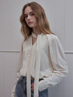 This is a blouse that is comfortable to wear with balloon sleeves with moderate volume, a silhouette that flows smoothly along the body line, and a relaxed fit. It has a V-neck line design and can be created in a variety of ways using ties, such as ribbons and scarves.- Create a three-dimensional silhouette with incision lines- Opens and closes with buttons that do not spoil the design- Can be layered with various tops*Product color may differ from the actual color depending on the device used, and the color of the product cut is most similar to the actual color rather than the portrait cut. Versatile Puff Sleeve Blouse, Feminine Balloon Sleeve Tops For Workwear, Feminine Balloon Sleeve Tops For Work, Beige Long Sleeve Puff Sleeve Top, Feminine Blouse With Relaxed Fit And Lantern Sleeves, Elegant Puff Sleeve Top With Tie Sleeves, Relaxed Fit V-neck Blouse With Gathered Sleeves, Billowy Puff Sleeve Blouse For Work, Chic Blouse With Puff Tie Sleeves