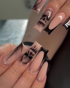 Explore over 20 stunning skull nail ideas that add a touch of edgy elegance to your look. From bold and intricate designs to chic and trendy styles, these skull nails are perfect for making a statement. Get inspired by these unique and creative skull nail art ideas for your next manicure. S Nails Designs, Nail Ideas Acrylic Black And White, Art Nail Designs, Halloween Designs Nails, Skull Nail Art Designs, Natural Nails Halloween, Nail Design Long, Natural Design Nails, Skulls Nails Design