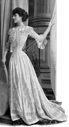 Dinner dress by Redfern, Les Modes July 1902. A floor length dress with bustle attachment. The design of the dress also consists of a corset emphasizing the S shape of the body. The top of the dress has a stand up collar attached to a bib with decretive lacing along the edges and on the sleeves. The waist line is formed with smoking to create gentle ripples in the dress. Gaun Abad Pertengahan, Fancy Dress Ball, 1900 Fashion, Costume Ball, 20th Century Fashion, Antique Dress, Retro Mode