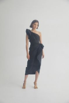 Acler Darcher Dress - Estilo Boutique Pre-draped Knee-length Evening Midi Dress, Pre-draped One-shoulder Evening Dress, Pre-draped Cocktail Evening Dress With Folds, Formal Pre-draped One Shoulder Dress, Elegant Ruched One-shoulder Dress For Gala, Formal One-shoulder Evening Dress With Ruched Detail, Elegant One Shoulder Ruched Dress For Gala, Pre-draped Asymmetrical Midi Dress For Dinner, Pre-draped Midi Dress With Draped Sleeves For Gala