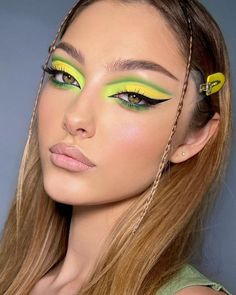 Neon Green Makeup, Everyday Eyeshadow, Summer Makeup Trends, Yellow Makeup, Bold Makeup Looks, Neon Makeup, Summer Makeup Looks, Green Makeup