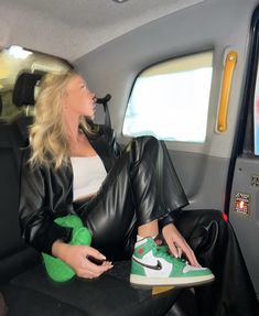 Jordans 2023, Mini Jodie Outfit, Mini Bag Outfit, Rich Girl Aesthetic, Nyc Aesthetic, Sitting Poses, Nyc Trip, Fall Fits