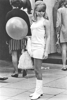 vintage everyday: The Sexiest Fashion in the 20th Century – Stunning Vintage Photos of Street Girls in Their Miniskirts in the 1960s Vintage Outfits 90s Retro, Terrence Loves You, 70s Girl, Brandy Melville Outfits, Vintage Outfits 90s, Swinging London, Glamour Vintage, Outfits 90s