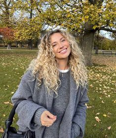 Blonde Highlights On Blonde Hair Curly, Natural Blonde Curls, Perm Blonde Hair, Curly Blonde Hair Aesthetic, Blonde Curly Hair Highlights, Curly Hair Blonde Balayage, Blonde Balayage Curly Hair Natural