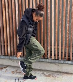 Vest Outfits For Women, Vestiti Edgy, Unique Streetwear, North Face Vest, Mode Zara, Streetwear Fits, Tomboy Outfits, Streetwear Clothing