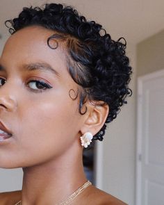 Curly Short Hair Color, Blonde Twa, Black Hair Inspiration, Curly Cut, Curly Pixie Hairstyles, Twa Hairstyles