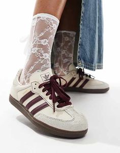 adidas Originals - Samba - Baskets - Crème/marron | ASOS Look Adidas, Flip Flop Boots, Adidas Vintage, Performance Leggings, White Trainers, Adidas Samba, Hoodies For Sale, Vans Old Skool, Charlotte Tilbury