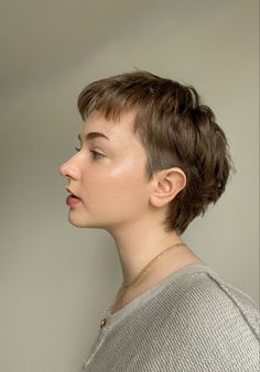 Shaggy Pixie Haircut With Bangs, Shirt Mullet Women, Undercut Mullet Women Short, Mullet Short Women, Mixie Pixie Mullet Straight Hair, Pixie Mullet Shaved Sides, Women Short Mullet, Shaggy Pixie Mullet Straight Hair, Short Mullet Hairstyle Women Round Face