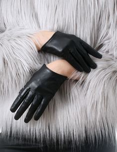 Biker Gloves, Wrist Gloves, Fashion Gloves, Gloves Fashion, Punk Rocker, Black Leather Gloves, Mode Casual, Fashion Runway, Mode Vintage