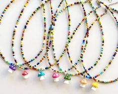 Daisy Flower Seed Bead Necklace Shinny Colorful Dainty Jewelry - Etsy Japão Whimsical Multicolor Beaded Necklaces, Cute Multicolor Beaded Necklace With Tiny Beads, Cute Multicolor Tiny Beads Necklace, Cute Multicolor Tiny Beaded Necklace, Whimsical Multicolor Summer Necklace, Whimsical Multicolor Beach Necklace, Multicolor Flower Shaped Beaded Necklaces For Gifts, Cute Multicolor Beaded Necklaces For Gifts, Cute Multicolor Beaded Necklace For Gift