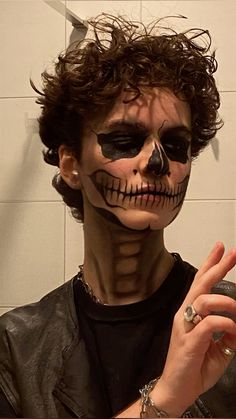 Guys Skull Makeup, Skeleton Makeup Masc, Male Skull Makeup Easy, Simple Vampire Makeup Men, Masculine Halloween Makeup, Masc Halloween Outfit, Skull Make Up Men, Halloween Makeup Looks Men, Male Skeleton Makeup