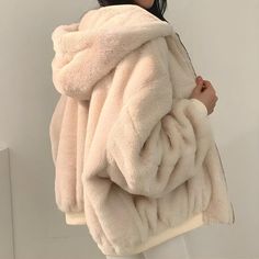 Experimenta la comodidad como nunca antes con esta chaqueta con capucha reversible Teddy. Confeccionada con material suave al tacto, esta chaqueta garantiza calidez en los días fríos. El cierre frontal con cremallera es suave, mientras que los dos bolsillos delanteros añaden funcionalidad. Diseñado para mujeres pero con un atractivo unisex versátil, es una lujosa adición a cualquier guardarropa.     Cierre con cremallera en la parte delantera   Algodón, poliéster   Dos bolsillos delanteros   Ma Oversized Hooded Jacket, Aesthetic Clothing Stores, Looks Party, Cotton Coat, Solid Clothes, Wide Pants, Winter Outfits Women, Winter Coats Women, Hooded Coat