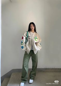 小红书 #icons #outfit #fashion #style #ootd Kpop Inspo Outfits, Green Shirt Outfits Women, Beanies Streetwear, Green Ootd, Back To School Outfit Ideas, Street Style Outfits Casual, School Outfit Ideas, Kids Streetwear, Streetwear For Men