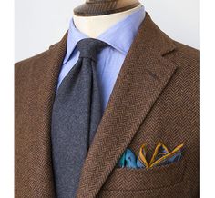 Las 5 corbatas que, según Drake´s, todo hombre debería tener | Rayas y Cuadros: Blog de Moda Masculina Shirt And Tie Combinations, Older Mens Fashion, Tweed Sport Coat, Style Anglais, Brown Suit, Ties Mens Fashion, Gents Fashion, Designer Suits For Men, Mens Fashion Smart