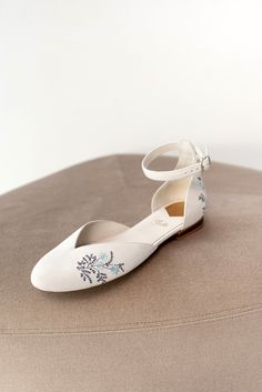 Wedding flat shoes 'Jasmine' are handcrafted in soft pinky white suede and have elegant handmade embroidery that can be customized to your preference! The heel measures 0.5 cm / 0.2 inches tall and cushioned insoles ensure comfort for all-day wear. These wedding shoes are designed with a V-notched vamp (v-cut) and closed toe which makes bridal sandals even more elegant and special. Inside there is a soft Memory foam insole, which gives a feeling of additional comfort when walking. Tunit outsole Cream Closed Toe Wedding Shoes For Bride, White Embroidered Closed Toe Wedding Shoes, Cream Closed Toe Wedding Shoes For Brides, Cream Closed-toe Wedding Shoes For Bride, Embroidered Closed Toe Flats For Wedding, Embroidered Flat Wedding Shoes, Beige Round Toe Flats For Wedding, Cream Closed Toe Wedding Shoes For Ceremony, Cream Closed Toe Wedding Shoes