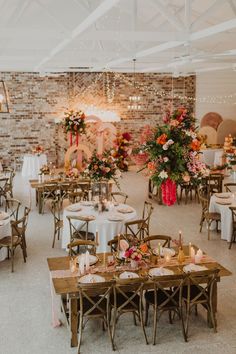 a room filled with lots of tables and chairs