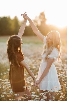 twin senior girls dancing in a field of daisies Cute Friends Photoshoot, Unique Mother Daughter Photoshoot Ideas, Twin Sister Senior Pictures, Teenage Sister Photoshoot Ideas, Senior Picture Ideas Twins, Sister Photography Ideas, Duo Senior Pictures, Best Friend Pictures Poses, Twin Photoshoot Sisters