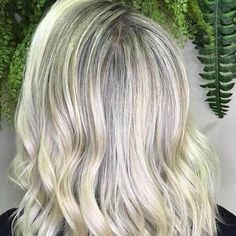 Grijs haar kleuren met highlights | Wella Professionals Grey Hair Transformation, Going Blonde, Colored Hair Tips, Hair With Highlights