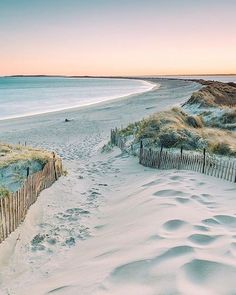 a beach with sand dunes and the words bonne nut tenddres baiers